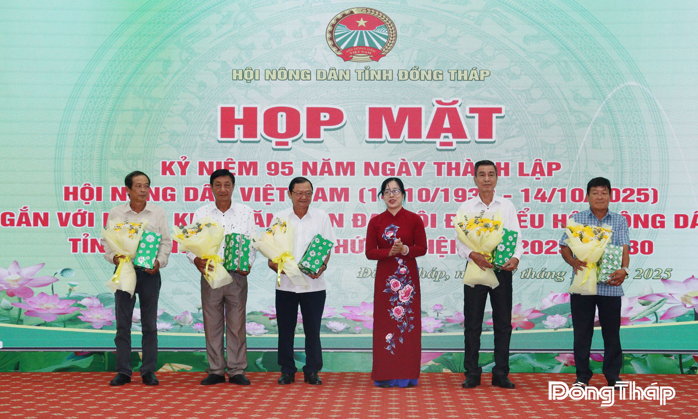 Lãnh đạo Hội Nông dân tỉnh tặng hoa và quà cho cán bộ, hội viên, nông dân có nhiều đóng góp tích cực trong công tác hội và phong trào nông dân.