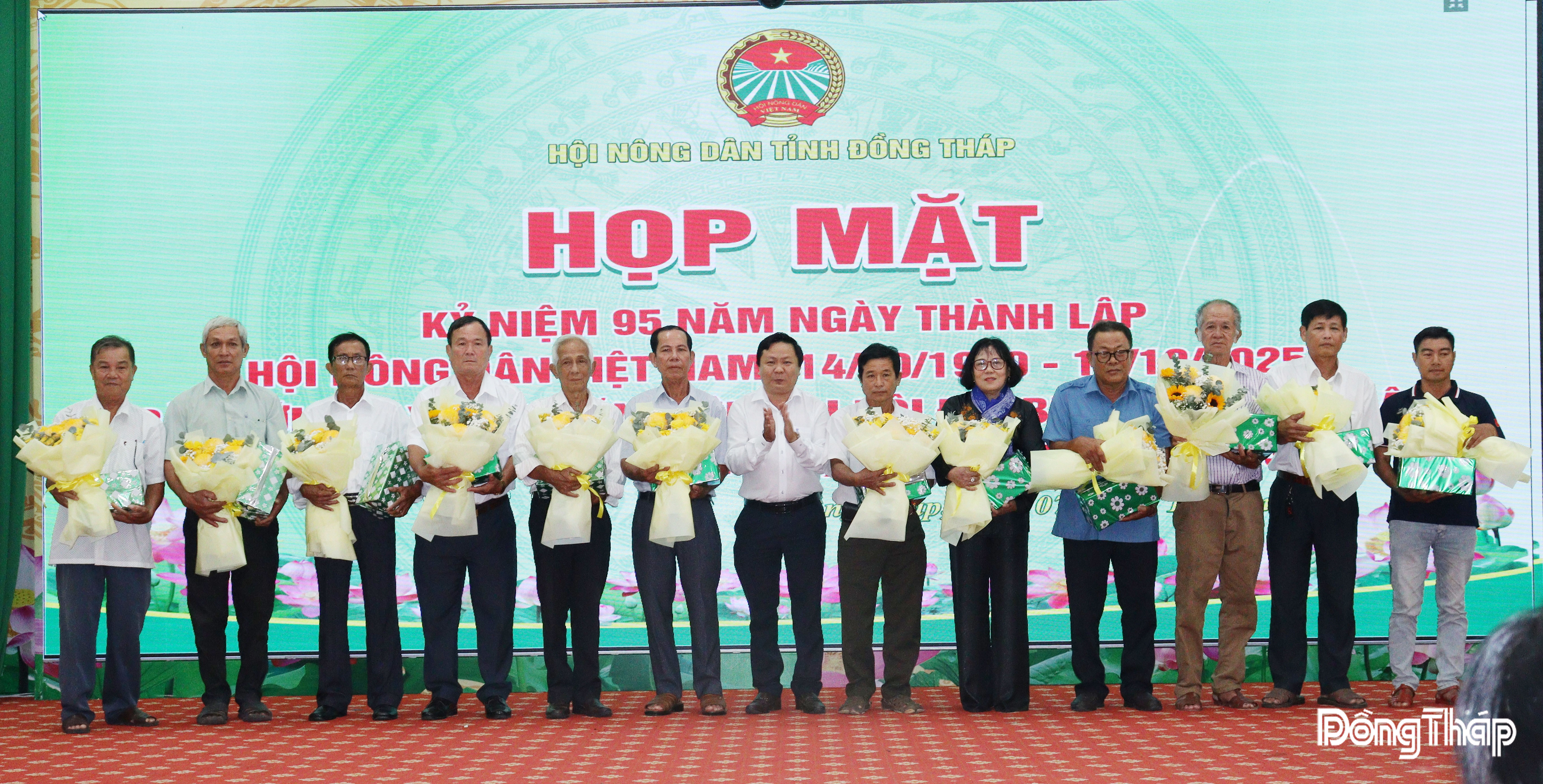 Lãnh đạo Hội Nông dân tỉnh tặng hoa và quà cho cán bộ, hội viên, nông dân có nhiều đóng góp tích cực trong công tác hội và phong trào nông dân