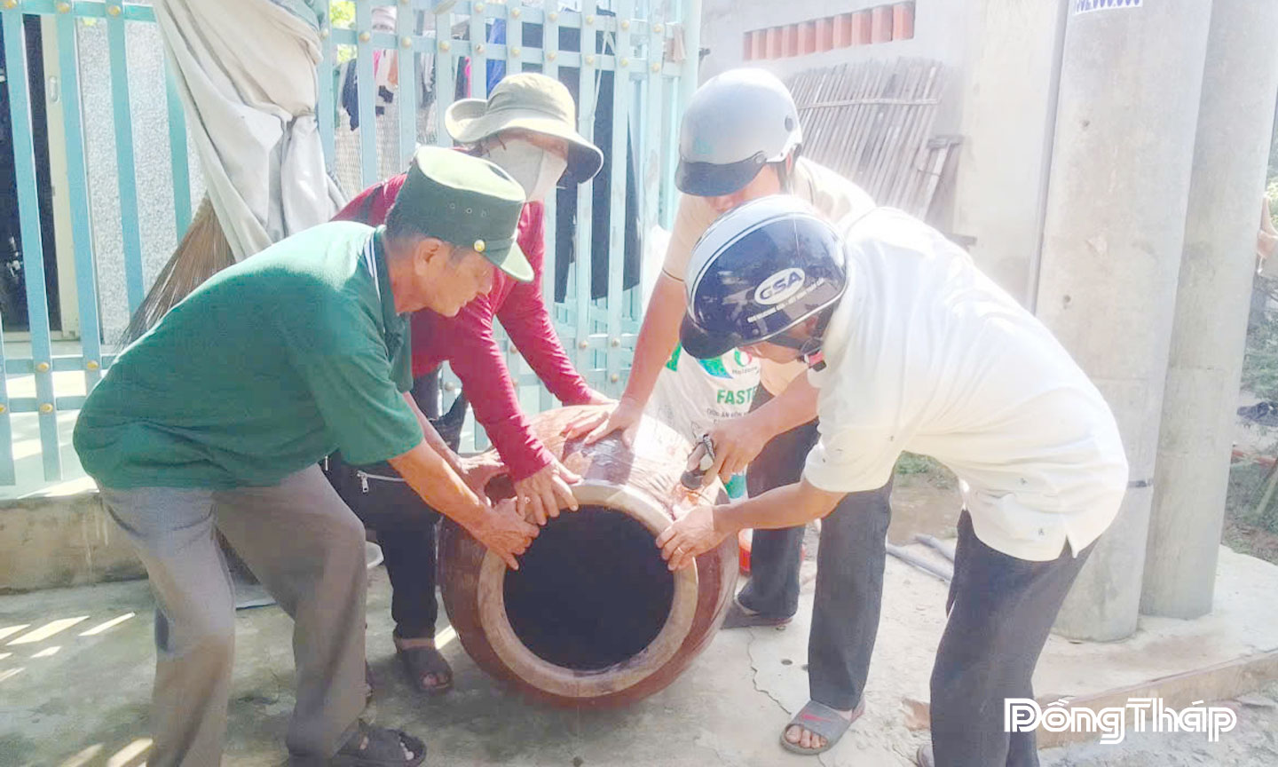 Người dân, nhân viên y tế, cán bộ ở xã Thường Phước diệt lăng quăng, phòng bệnh sốt xuất huyết.