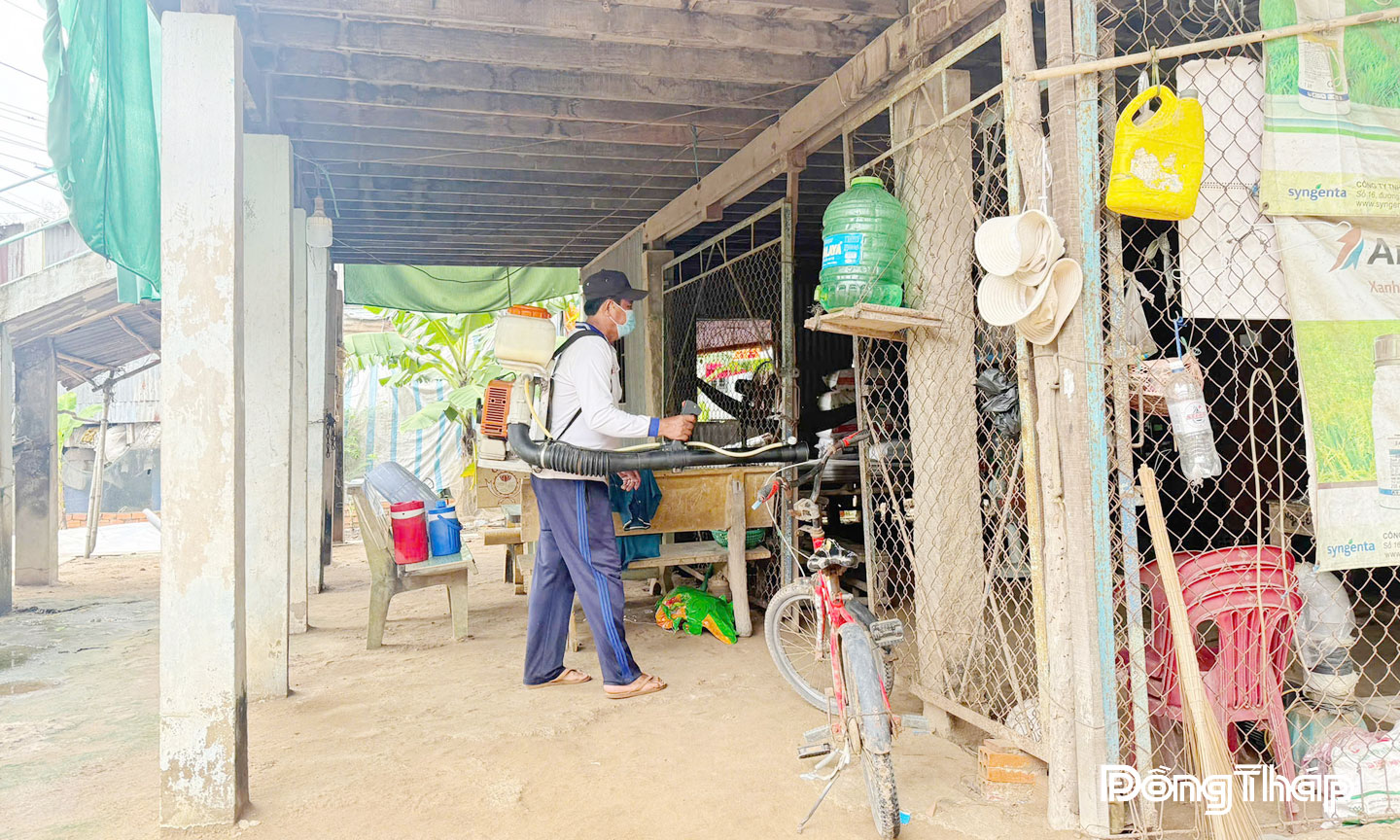 Trạm y tế xã Thường Phước tổ chức phun xịt hóa chất diệt muỗi tại nhà người dân thuộc Ấp 2.