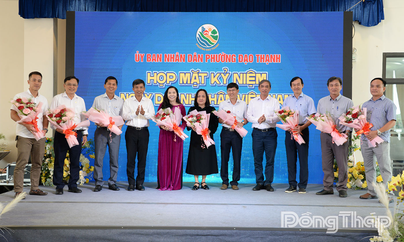 Tặng hoa cảm ơn các nhà tài trợ.