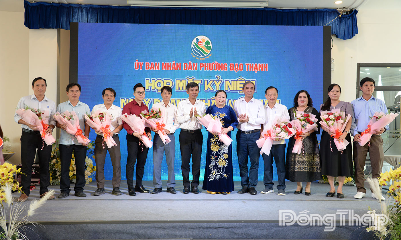 Tặng hoa cảm ơn các nhà tài trợ.