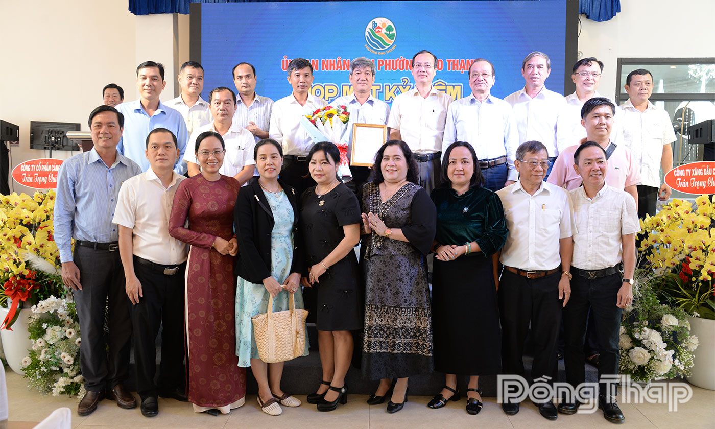 Lãnh đạo tỉnh chụp ảnh lưu niệm cùng Hội Doanh nhân phường Đạo Thạnh.