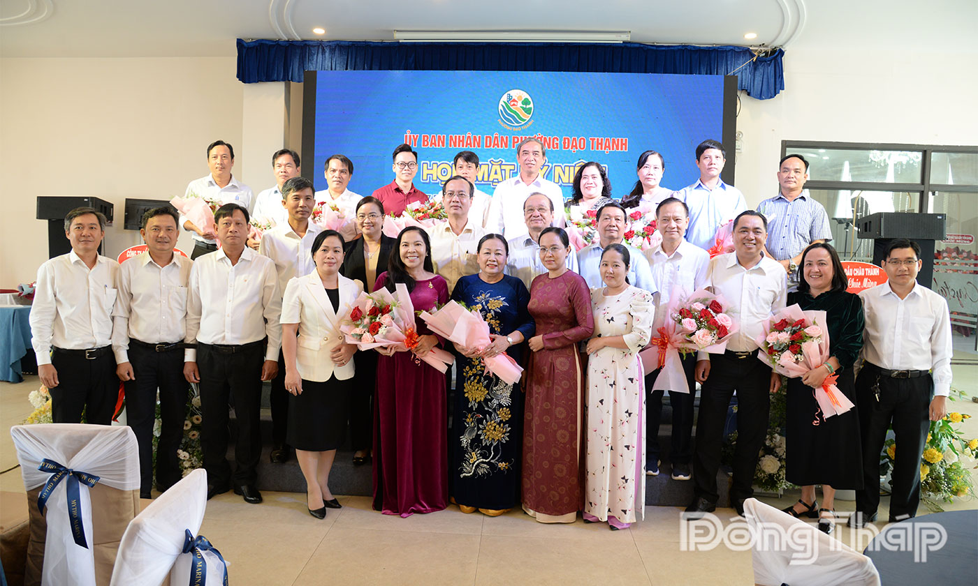 Các đại biểu chụp ảnh lưu niệm.