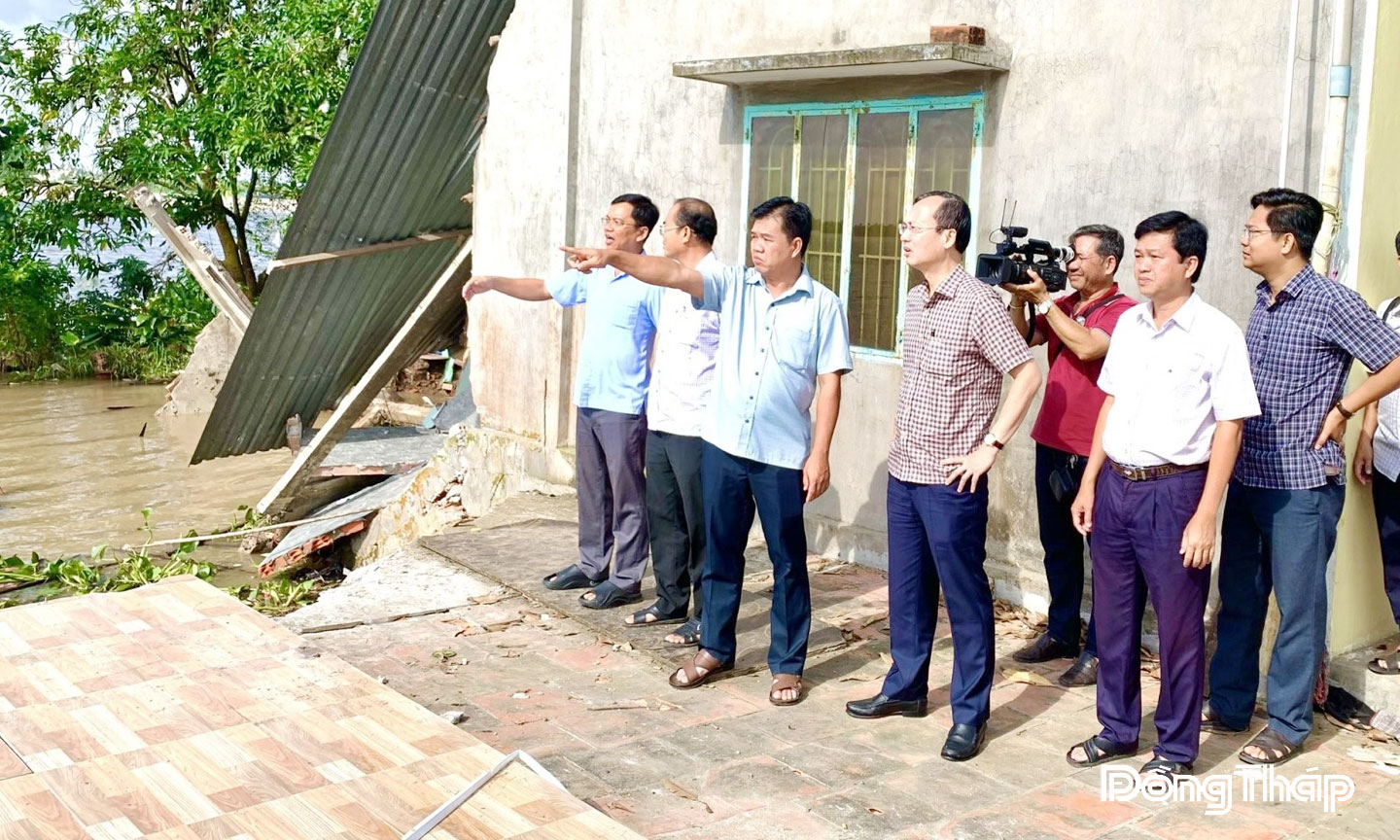 Chủ tịch Ủy ban nhân dân tỉnh Đồng Tháp Trần Trí Quang (thứ 4 từ trái sang) khảo sát khu vực sạt lở thuộc khóm Tân Tịch (phường Cao Lãnh, tỉnh Đồng Tháp).