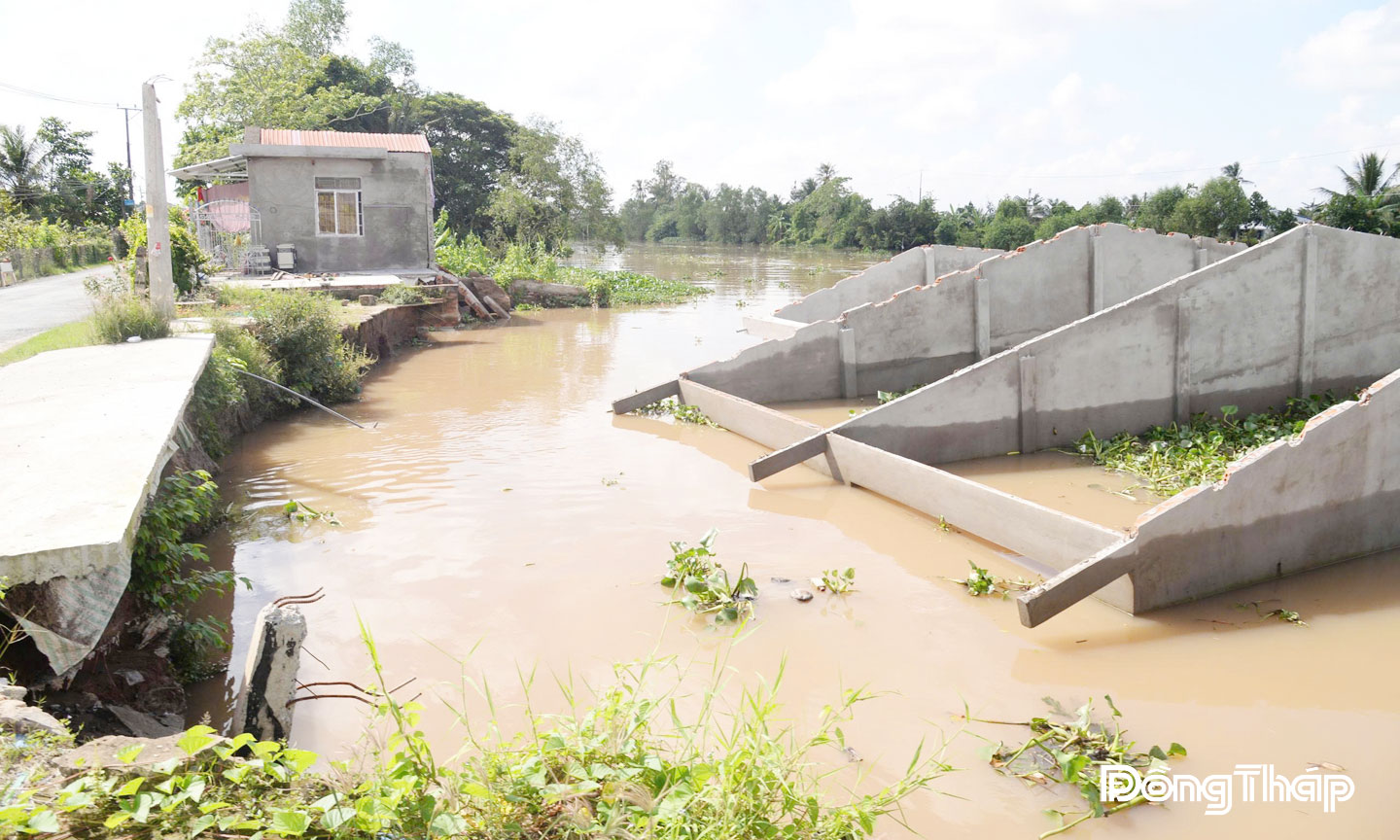 Sạt lở ảnh hưởng đến nhà dân ở ấp Hòa Điền (xã Cái Bè, tỉnh Đồng Tháp).