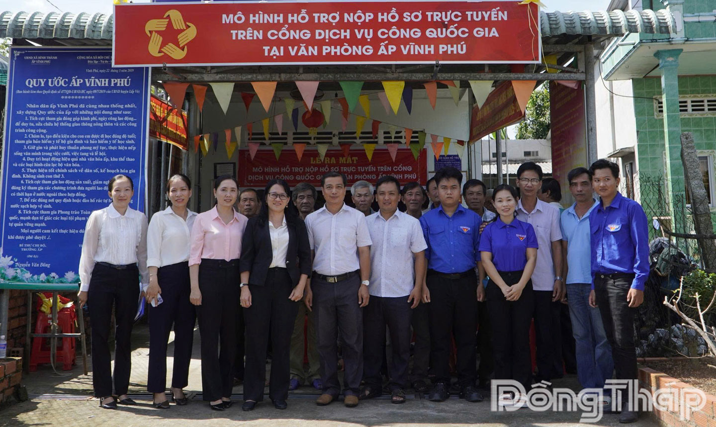 Bà Nguyễn Lâm Thanh Thủy, Bí thư Đảng ủy xã Lấp Vò (đứng thứ 4 từ bên trái) tham gia Lễ ra mắt Thí điểm mô hình “Hỗ trợ nộp hồ sơ trực tuyến trên Cổng dịch vụ công Quốc gia tại Văn phòng ấp” tại trụ sở ấp Vĩnh Phú.