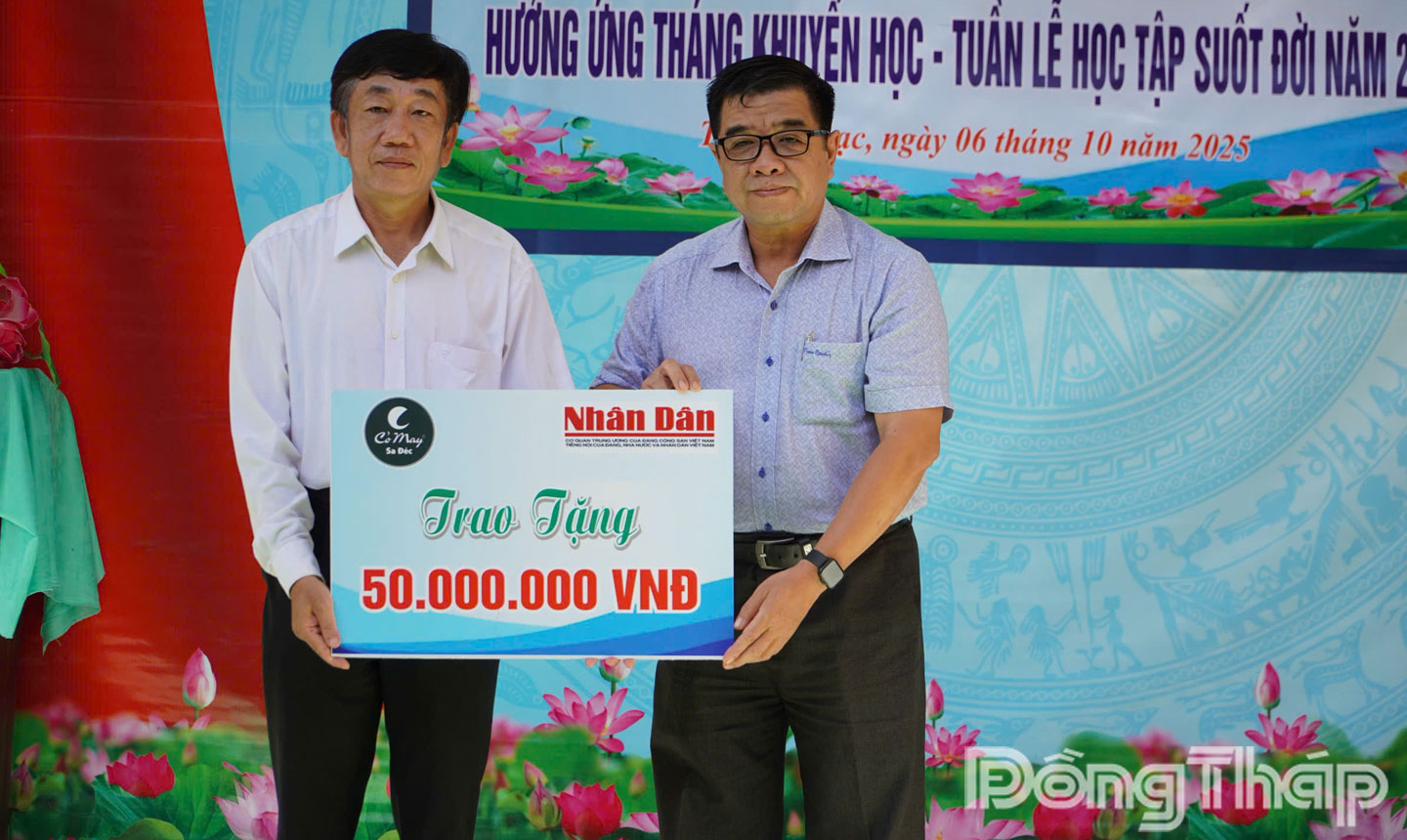 Ông Phạm Hữu Hoàn, đại diện Quỹ Xã hội Cỏ May trao 50 triệu đồng để hỗ trợ học bổng tặng học sinh tại chương trình Phát học bổng hưởng ứng Tháng Khuyến học-Tuần lễ học tập suốt đời năm 2025.