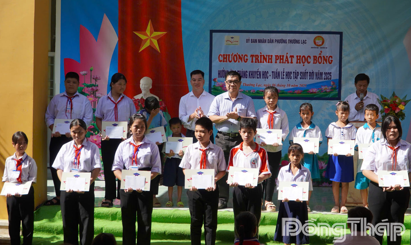 Đại diện Quỹ Xã hội Cỏ May và Báo Nhân Dân trao học bổng tặng học sinh.