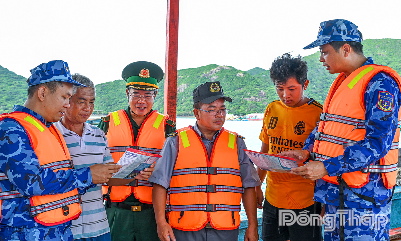 Các lực lượng tham gia đoàn công tác tổ chức tuyên truyền trực tiếp cho ngư dân chấp hành pháp luật của Việt Nam và quốc tế trong khai thác, đánh bắt hải sản.
