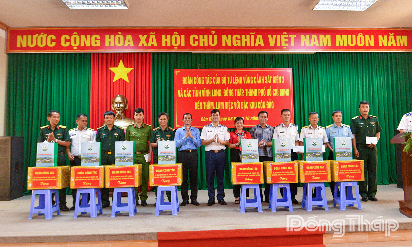 Đoàn công tác trao quà tặng chính quyền, các cơ quan, đơn vị trên địa bàn đặc khu Côn Đảo.