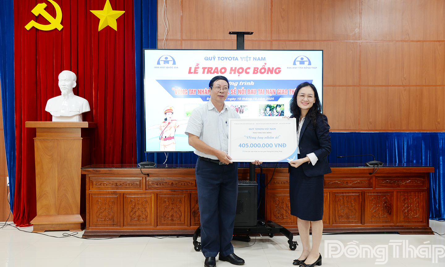 Lãnh đạo Sở Xây dựng nhận bảng tượng trưng từ nhà tài trợ.