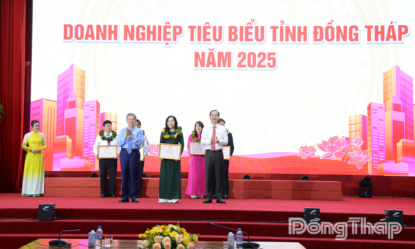 Lãnh đạo tỉnh trao danh hiệu “Doanh nghiệp tiêu biểu tỉnh Đồng Tháp” năm 2025 cho các DN.
