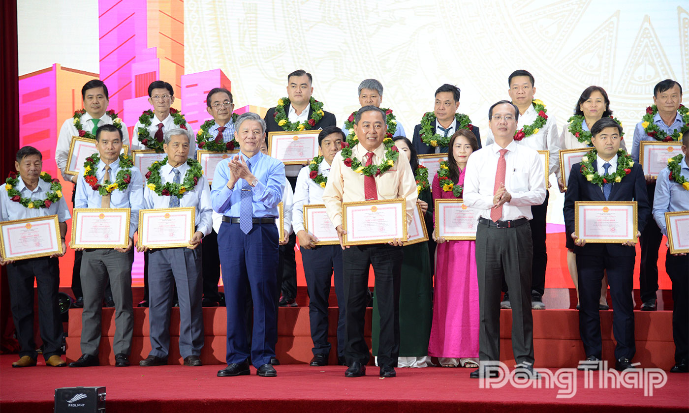 Lãnh đạo tỉnh trao danh hiệu “Doanh nghiệp tiêu biểu tỉnh Đồng Tháp” năm 2025 cho các DN.