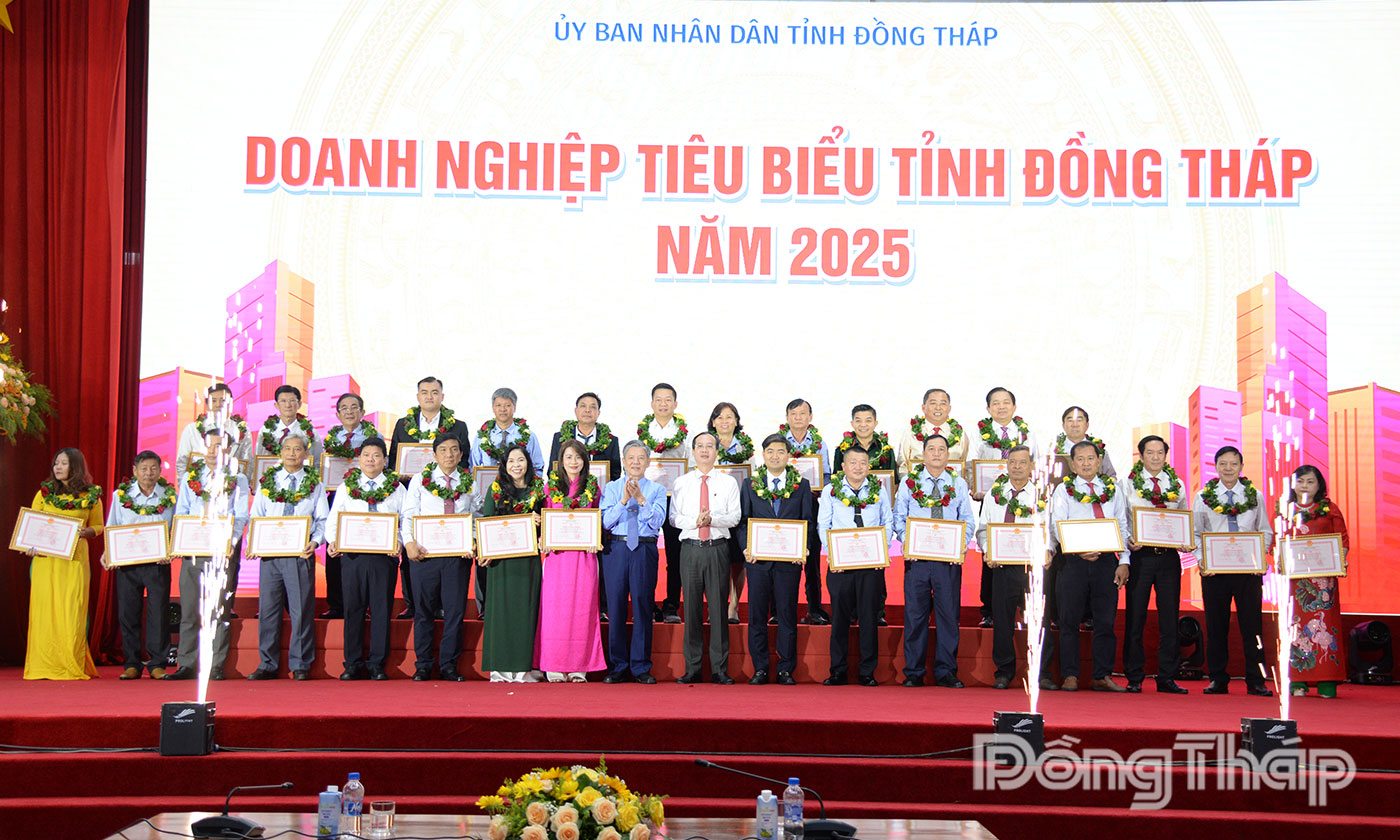 Lãnh đạo tỉnh trao danh hiệu “Doanh nghiệp tiêu biểu tỉnh Đồng Tháp” năm 2025 cho các DN.