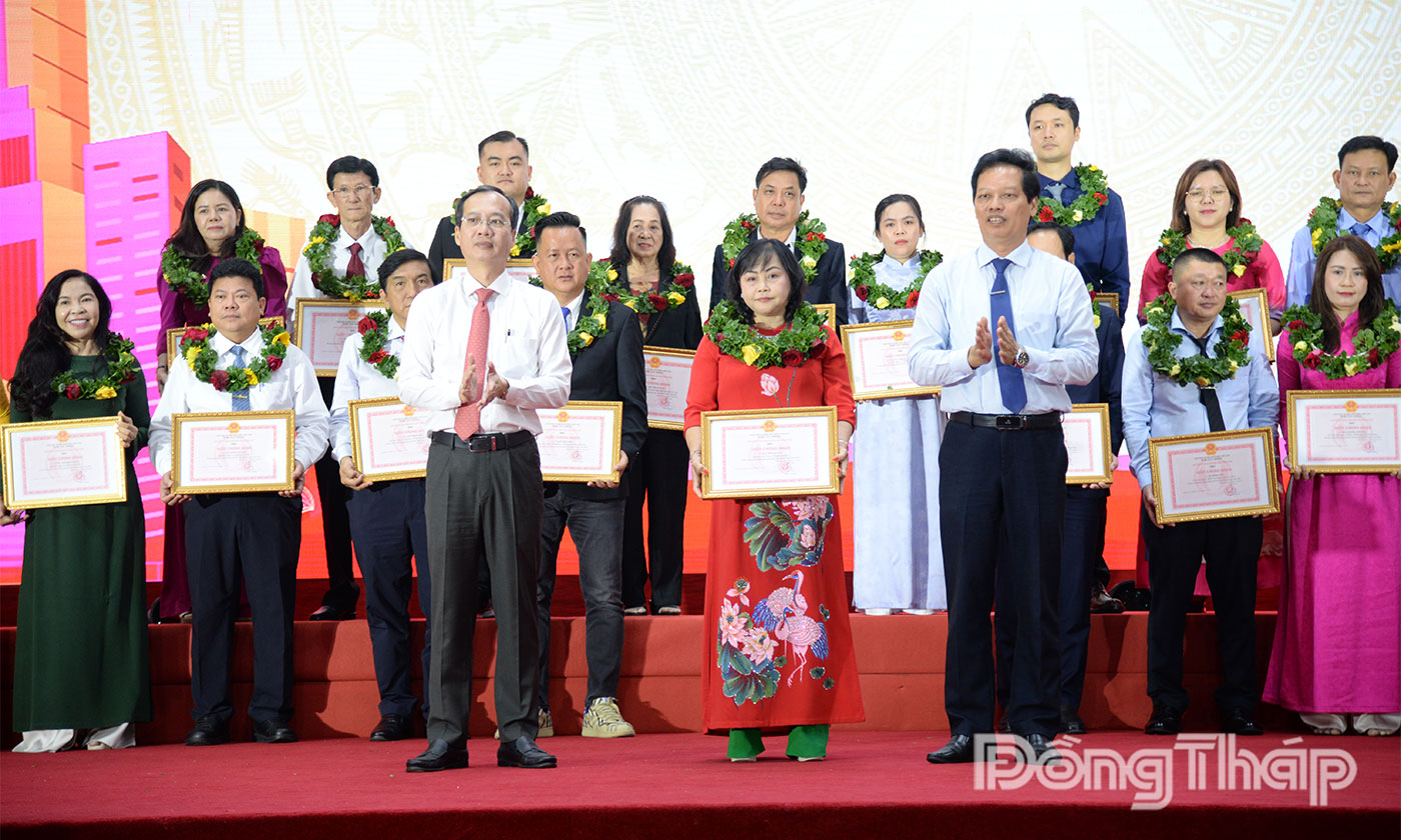 Lãnh đạo tỉnh trao danh hiệu “Doanh nhân tiêu biểu tỉnh Đồng Tháp” năm 2025 cho các doanh nhân.