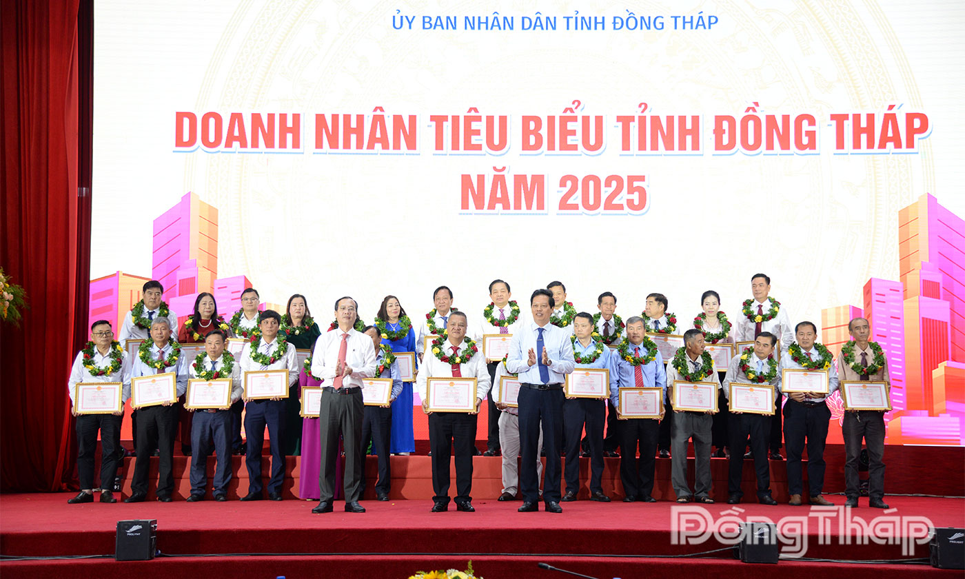 Lãnh đạo tỉnh trao danh hiệu “Doanh nhân tiêu biểu tỉnh Đồng Tháp” năm 2025 cho các doanh nhân.