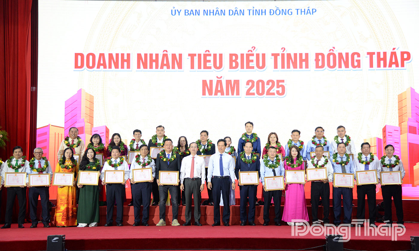 Lãnh đạo tỉnh trao danh hiệu “Doanh nhân tiêu biểu tỉnh Đồng Tháp” năm 2025 cho các doanh nhân.