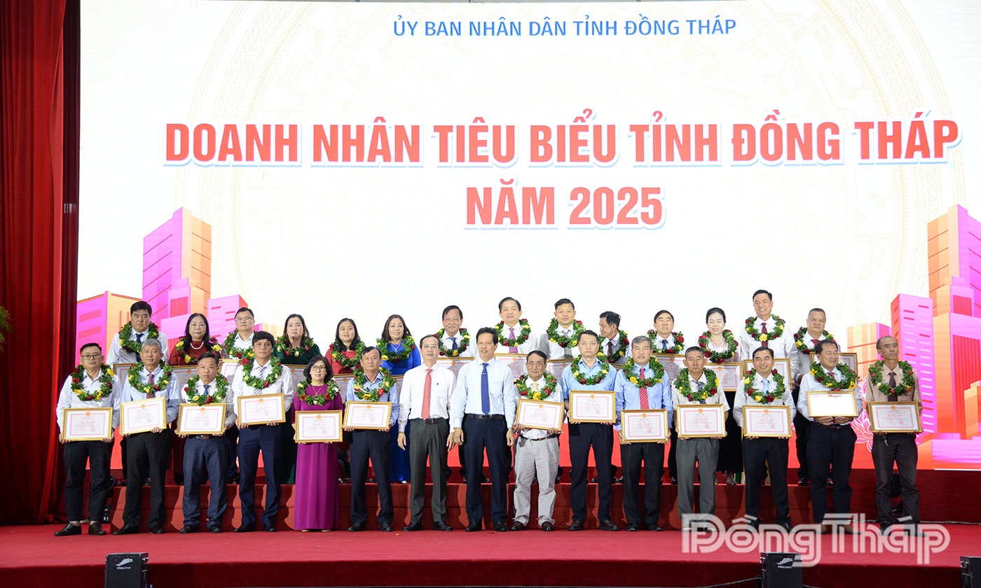 Lãnh đạo tỉnh trao danh hiệu “Doanh nhân tiêu biểu tỉnh Đồng Tháp” năm 2025 cho các doanh nhân.
