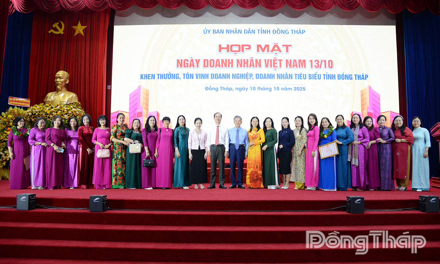 Lãnh đạo tỉnh chụp ảnh lưu niệm cùng các DN.