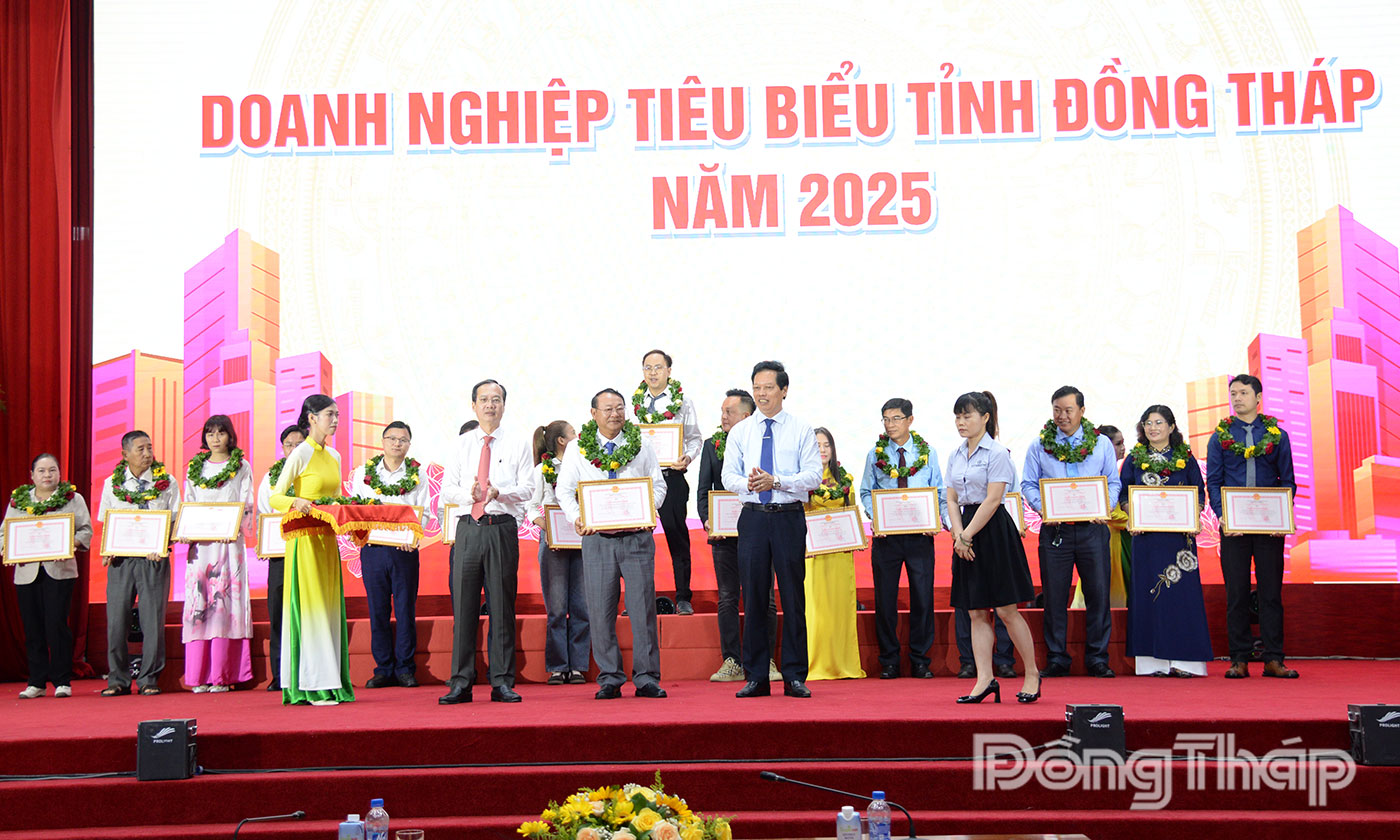 Lãnh đạo tỉnh trao danh hiệu “Doanh nhân tiêu biểu tỉnh Đồng Tháp” năm 2025 cho các doanh nhân.