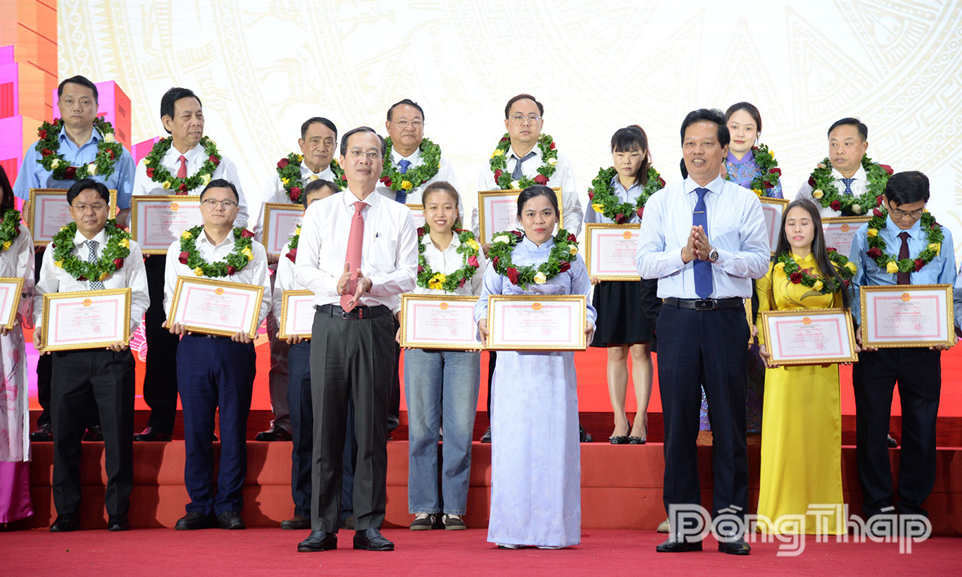 Lãnh đạo tỉnh trao danh hiệu “Doanh nhân tiêu biểu tỉnh Đồng Tháp” năm 2025 cho các doanh nhân.