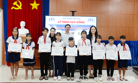 Quỹ Toyota Việt Nam trao 405 triệu đồng học bổng "Vòng tay nhân ái" tại Đồng Tháp