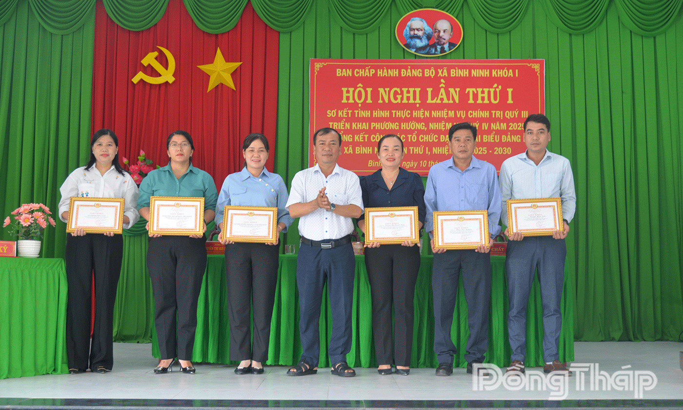 Đảng ủy xã khen thưởng tập thể, cá nhân có thành tích xuất sắc trong công tác tổ chức Đại hội Đại biểu Đảng bộ xã Bình Ninh lần thứ I, nhiệm kỳ 2025-2030