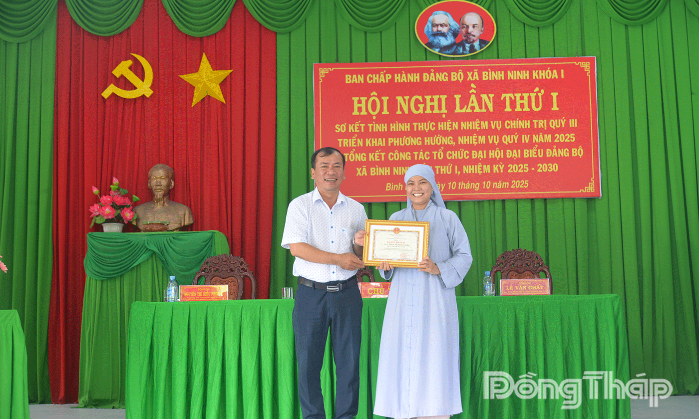 UBND xã khen thưởng tập thể, cá nhân có thành tích xuất sắc trong công tác tổ chức Đại hội Đại biểu Đảng bộ xã Bình Ninh lần thứ I, nhiệm kỳ 2025-2030