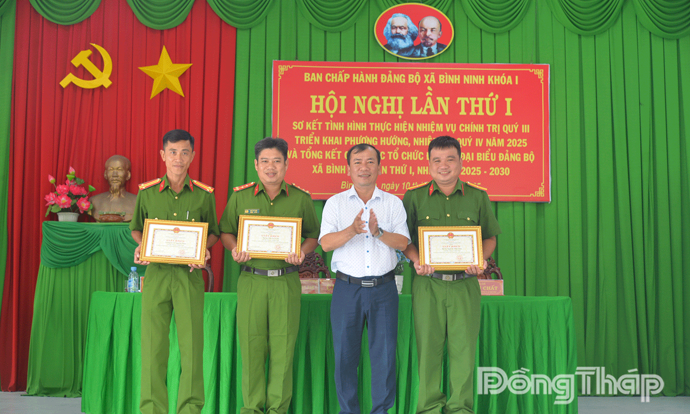 UBND xã khen thưởng tập thể, cá nhân có thành tích trong công tác đấu tranh, phòng chống tội phạm