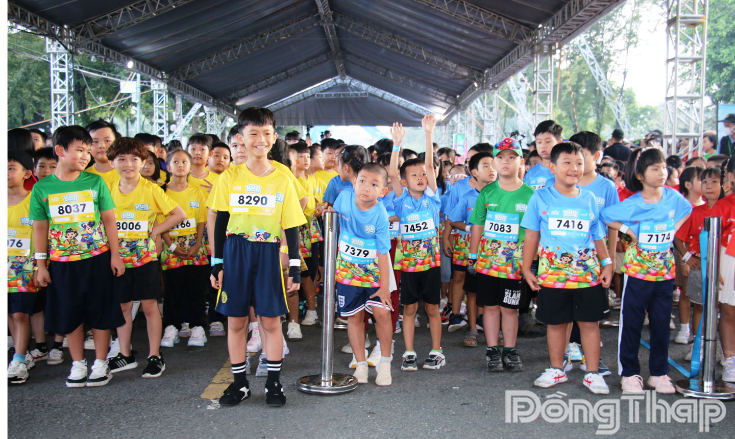  Khoảng 2000 runner nhí tham gia chạy.