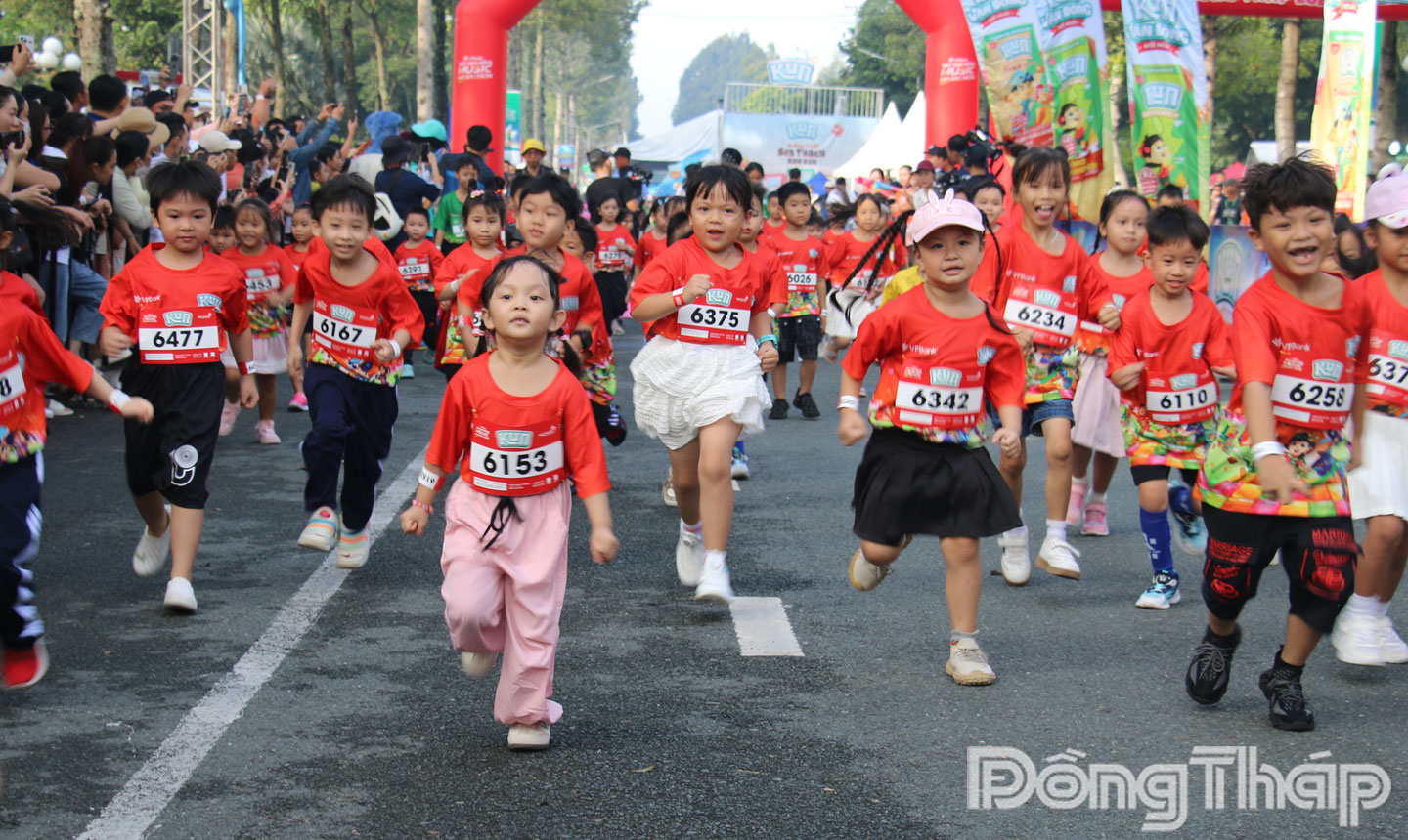  Một tốp runner nhí xuất phát.