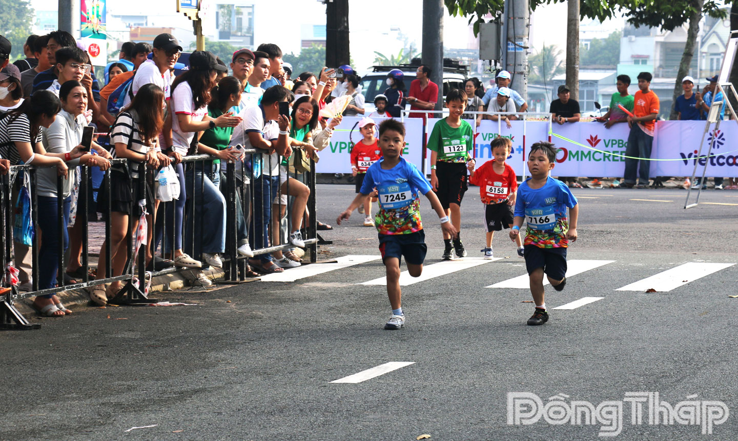  Các runner nhí hào hứng tăng tốc.