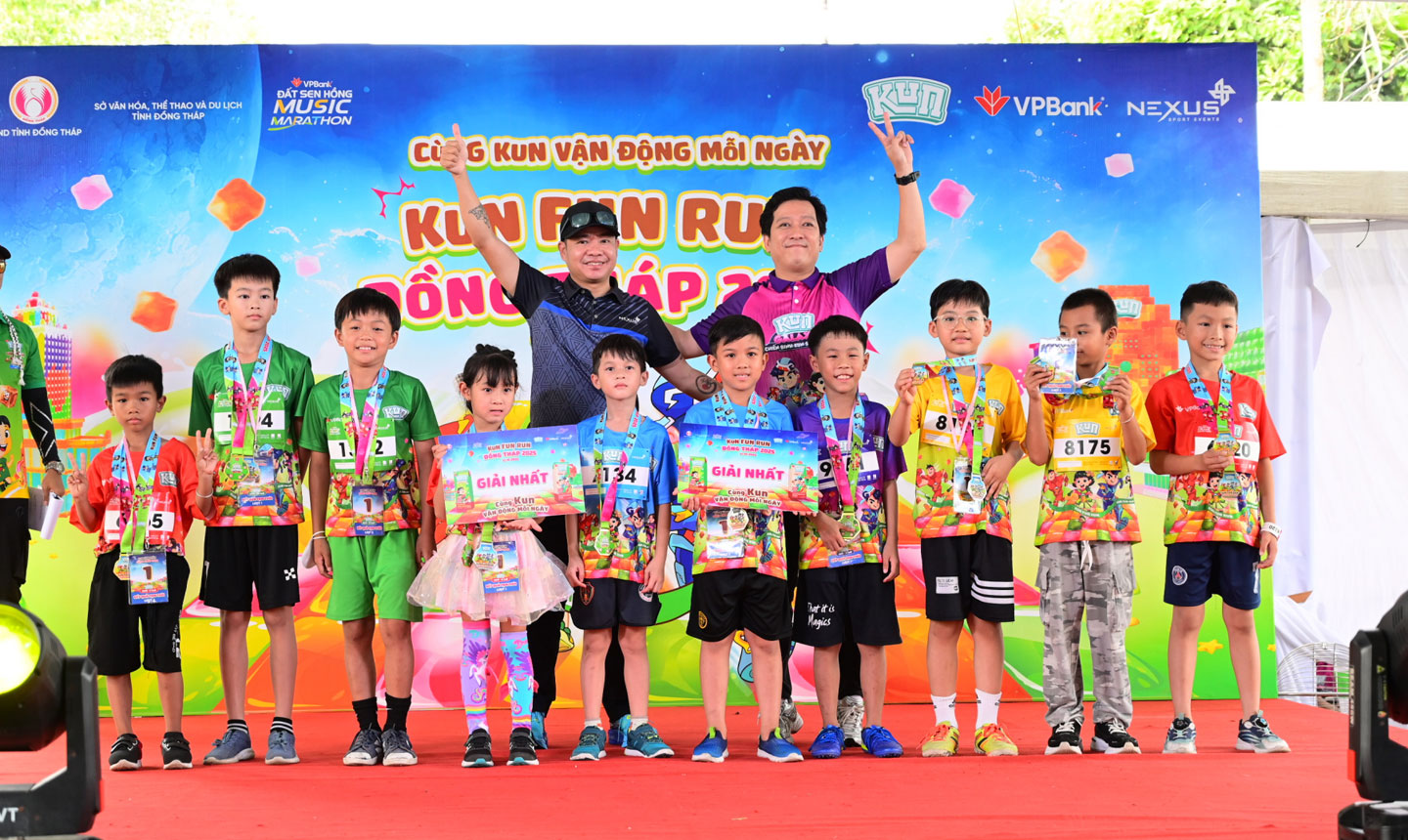 Các runner nhí nhận huy chương hoàn thành cuộc thi.