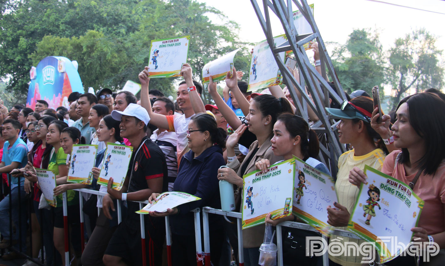  Đông đảo phụ huynh và khán giả đến xem và cổ vũ cho các runner nhí trên đường chạy.