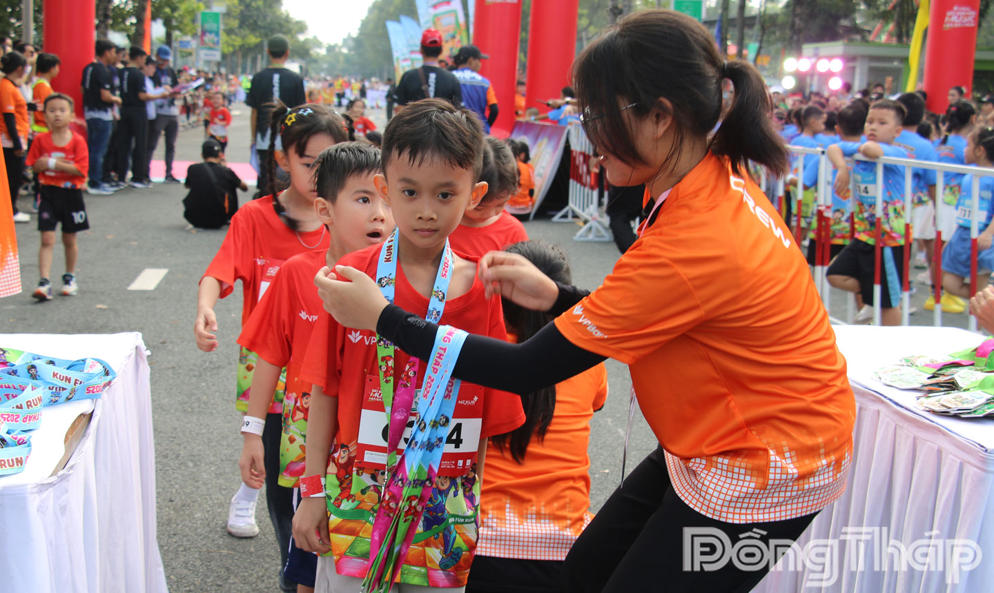 Các runner nhí háo hức nhận huy chương sau khi hoàn thành chặng đường thi đấu. 