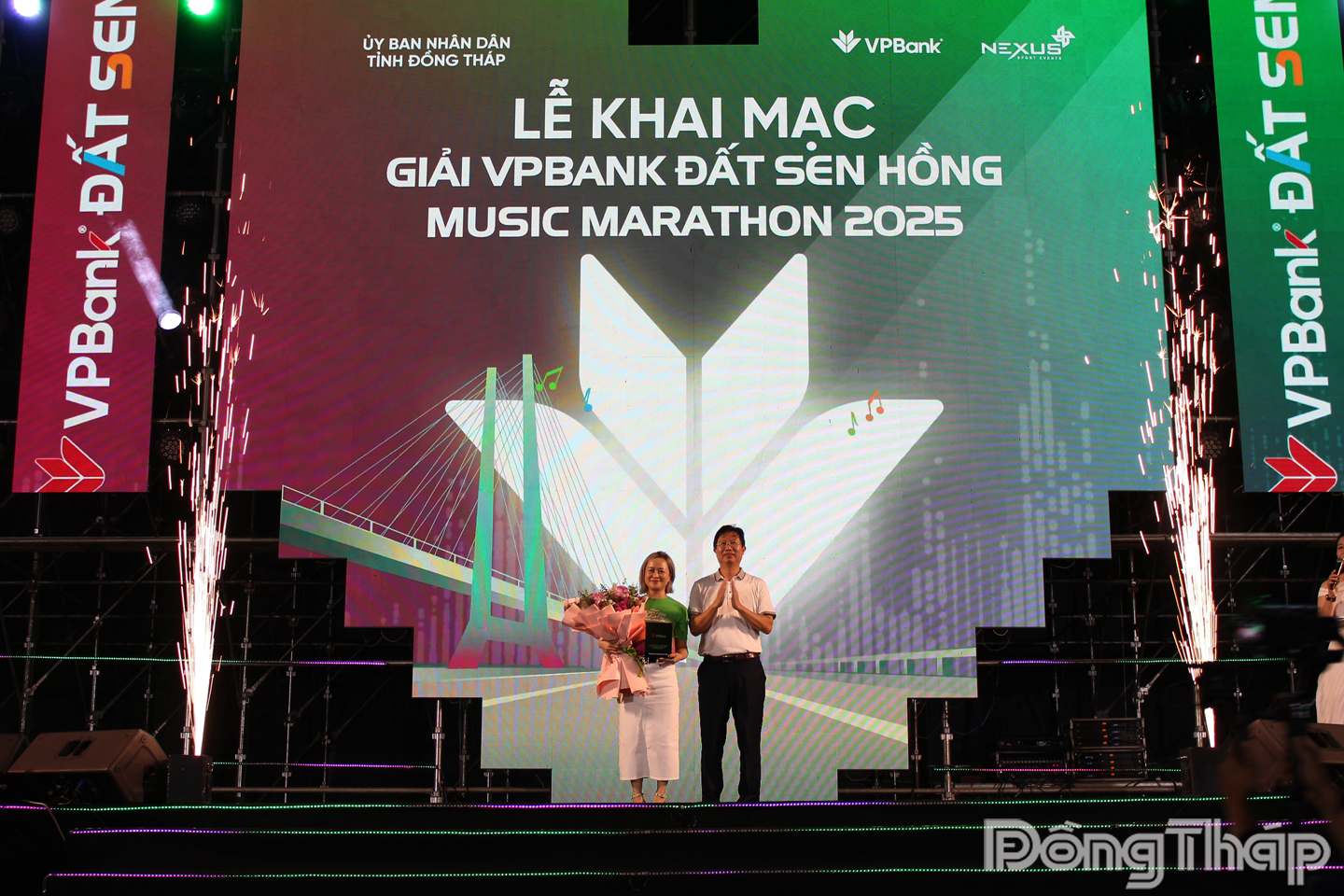 Đồng chí Huỳnh Minh Tuấn, Tỉnh ủy viên, Phó Chủ tịch Ủy ban nhân dân tỉnh Đồng Tháp tặng kỷ niệm chương và hoa cảm ơn nhà tài trợ.