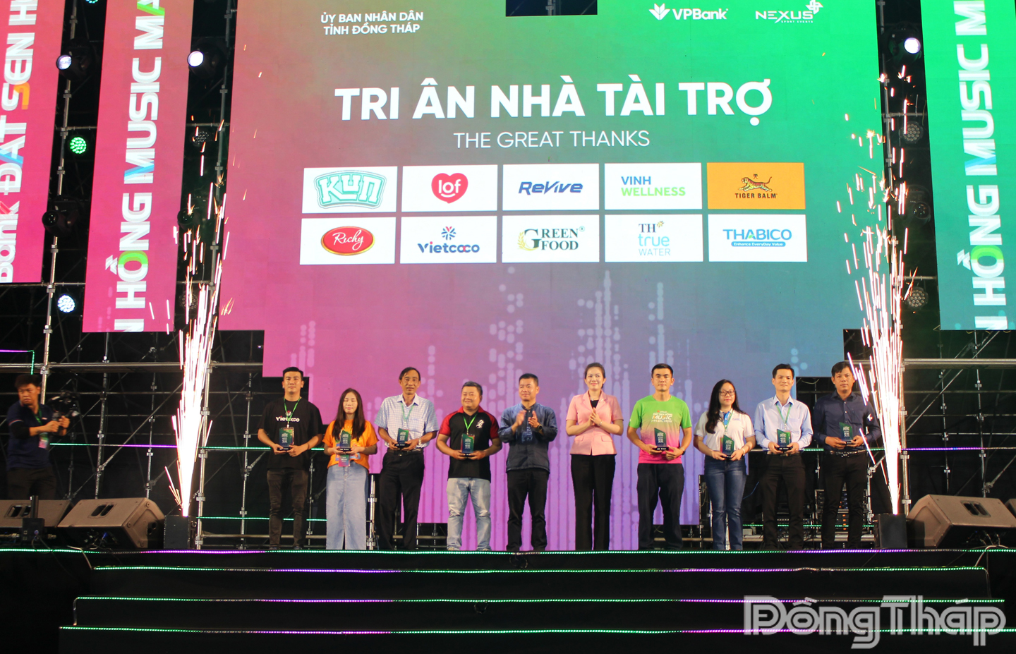 Đồng chí Nguyễn Thị Uyên Trang, Tỉnh ủy viên, Giám đốc Sở Văn hóa, Thể thao và Du lịch tỉnh Đồng Tháp tặng Kỷ niệm chương tri nhân các đơn vị tài trợ.