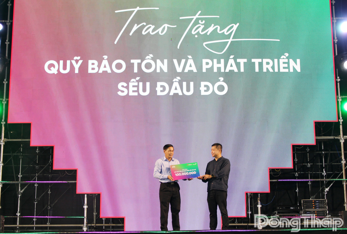 Đơn vị tổ chức Giải Marathon Đất Sen hồng - Đồng Tháp năm 2025 tặng 100 triệu đồng Quỹ bảo tồn và phát triển sếu đầu đỏ.