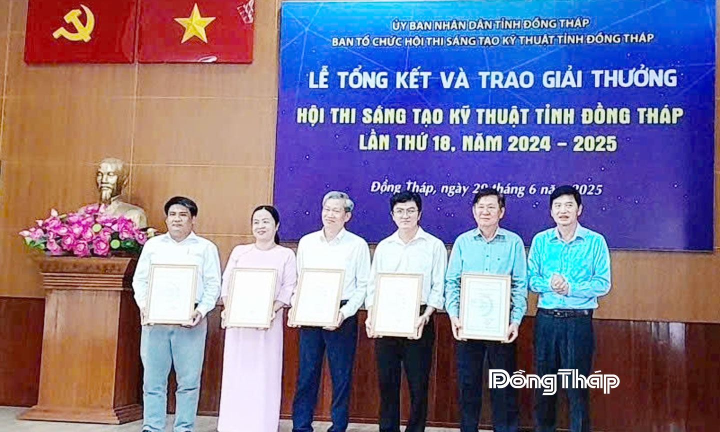 Ông Nguyễn Văn Thuận, Phó Trưởng Ban Tổ chức Hội thi Sáng tạo kỹ thuật tỉnh Đồng Tháp (cũ), Phó Chủ tịch phụ trách Liên hiệp các Hội Khoa học và Kỹ thuật tỉnh Đồng Tháp trao Giấy chứng nhận cho các tác giả, nhóm tác giả đoạt giải Nhất tại Hội thi Sáng tạo kỹ thuật.