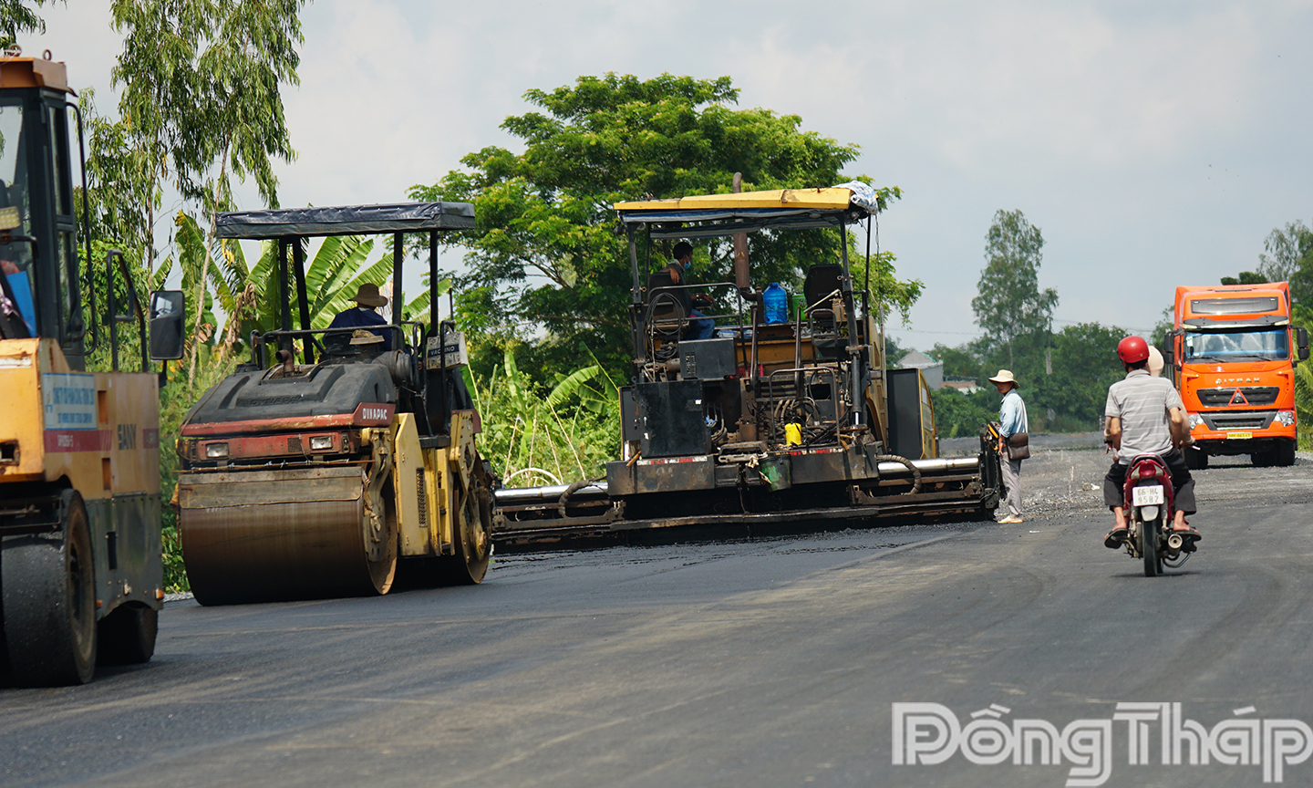 Lực lượng thi công huy động toàn bộ máy móc thiết bị để hoàn tất dự án.
