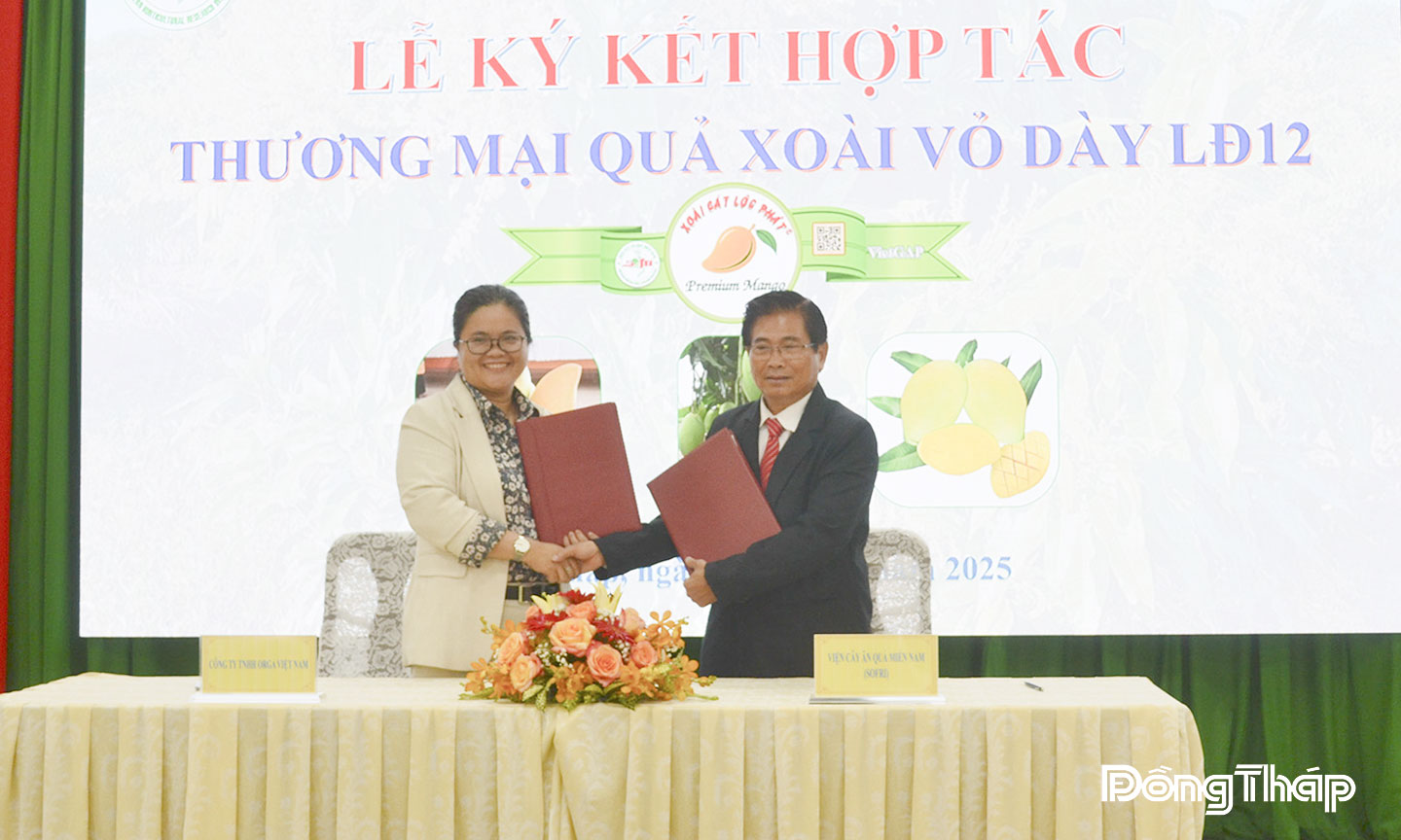 Tiến sĩ Võ Hữu Thoại, Viện trưởng SOFRI và bà Lê Thị Thảo Trinh, Tổng Giám đốc Công ty TNHH ORGA Việt Nam thực hiện nghi thức ký kết hợp tác thương mại quả xoài vỏ dày LĐ12.