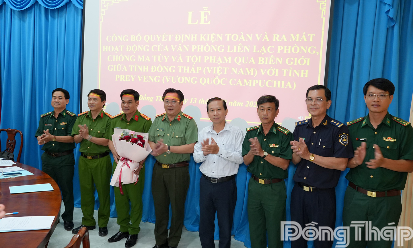 Thiếu tướng Lâm Phước Nguyên, Giám đốc Công an tỉnh trao quyết định kiện toàn Văn phòng BLO tỉnh Đồng Tháp. Ảnh Trọng Tín. 