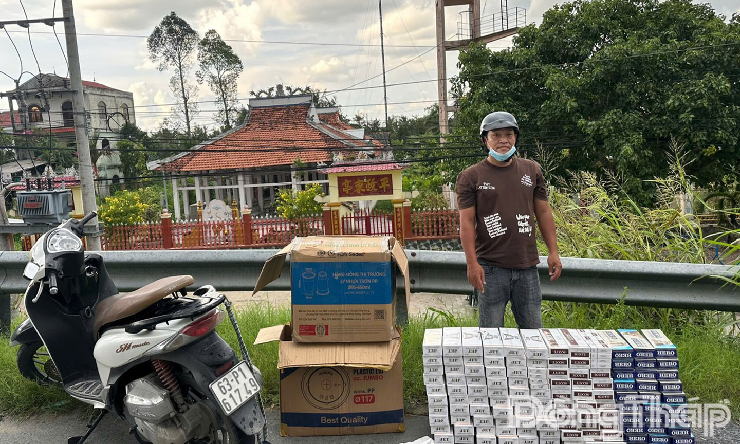 Đối tượng vận chuyển thuốc lá bị lực lượng Công an xã Ngũ Hiệp phát hiện, tạm giữ.