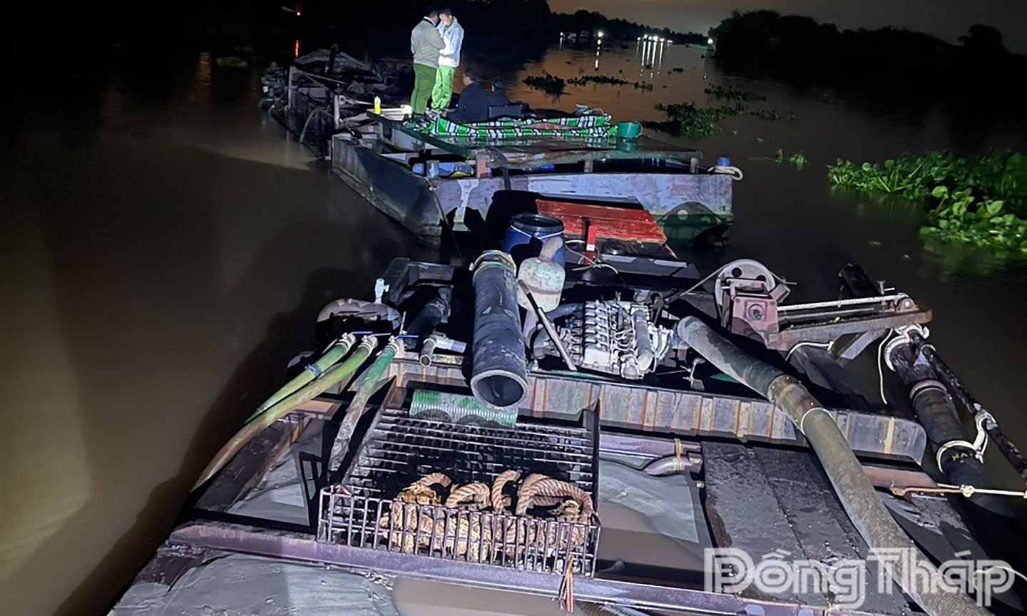 Các phương tiện vận chuyển khoáng sản trái phép bị lực lượng Công an phát hiện, tạm giữ.