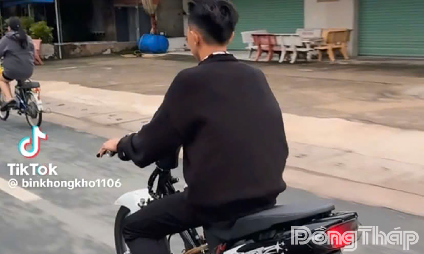 Hành vi vi phạm của thanh niên đăng lên mạng xã hội.
