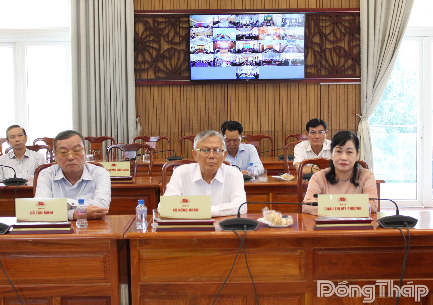 Đồng chí Châu Thị Mỹ Phương, Phó Bí thư Tỉnh ủy, Chủ tịch Hội đồng nhân dân tỉnh Đồng Tháp (bìa phải) tham dự buổi họp mặt.