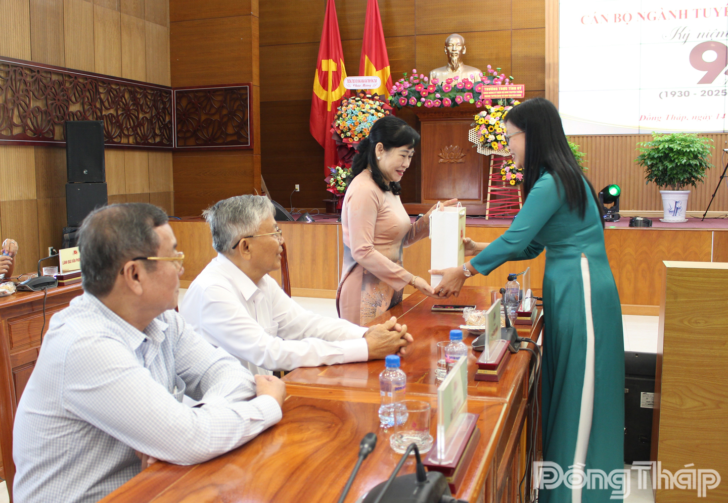 Đồng chí Nguyễn Thị Kim Tuyến, Ủy viên Ban Thường vụ Tỉnh ủy, Trưởng Ban Tuyên giáo và Dân vận Tỉnh ủy tặng quà nguyên lãnh đạo Ban Tuyên giáo và Dân vận Tỉnh ủy.