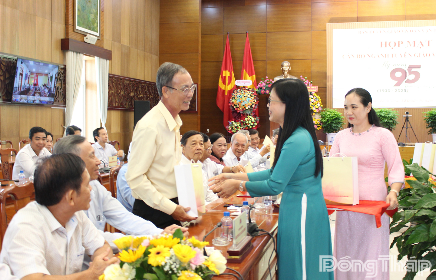 Đồng chí Nguyễn Thị Kim Tuyến, Ủy viên Ban Thường vụ Tỉnh ủy, Trưởng Ban Tuyên giáo và Dân vận Tỉnh ủy tặng quà nguyên lãnh đạo Ban Tuyên giáo và Dân vận Tỉnh ủy.