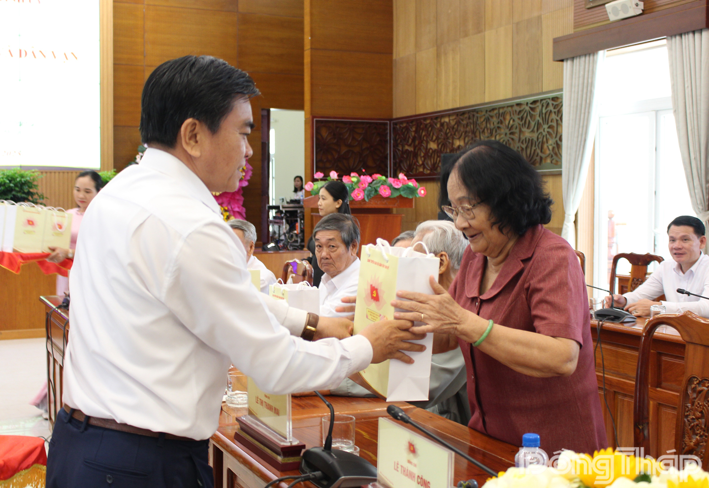Đồng chí Đoàn Văn Phương, Tỉnh ủy viên, Phó Trưởng Ban Thường trực Ban Tuyên giáo và Dân vận Tỉnh ủy tặng quà nguyên lãnh đạo Ban Tuyên giáo và Dân vận Tỉnh ủy.